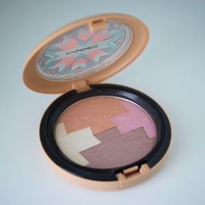 MAC Cosmetics Makeup - MAC Limited Edition Powder of Vibe Tribe MAC Cosmetics Makeup - MAC Limited Edition Powder of Vibe Tribe